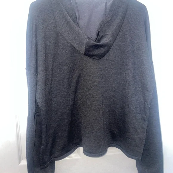 UNDER ARMOUR CROPPED LONG SLEEVE SWEATSHIRT SIZE XL - Picture 3 of 3
